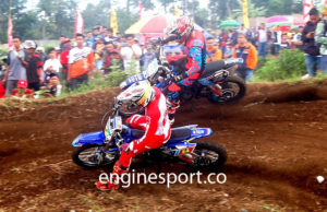 Karena trek licin ddan sempit banyak yang memanfaat berm untuk duel. Foto Unang